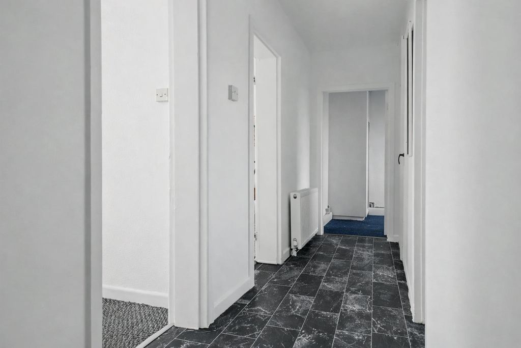 Property photo 2 of 8 Entrance Hall