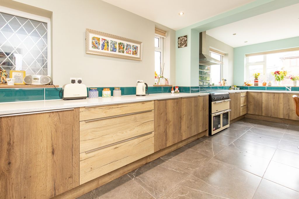 Property photo 3 of 19 Breakfast Kitchen