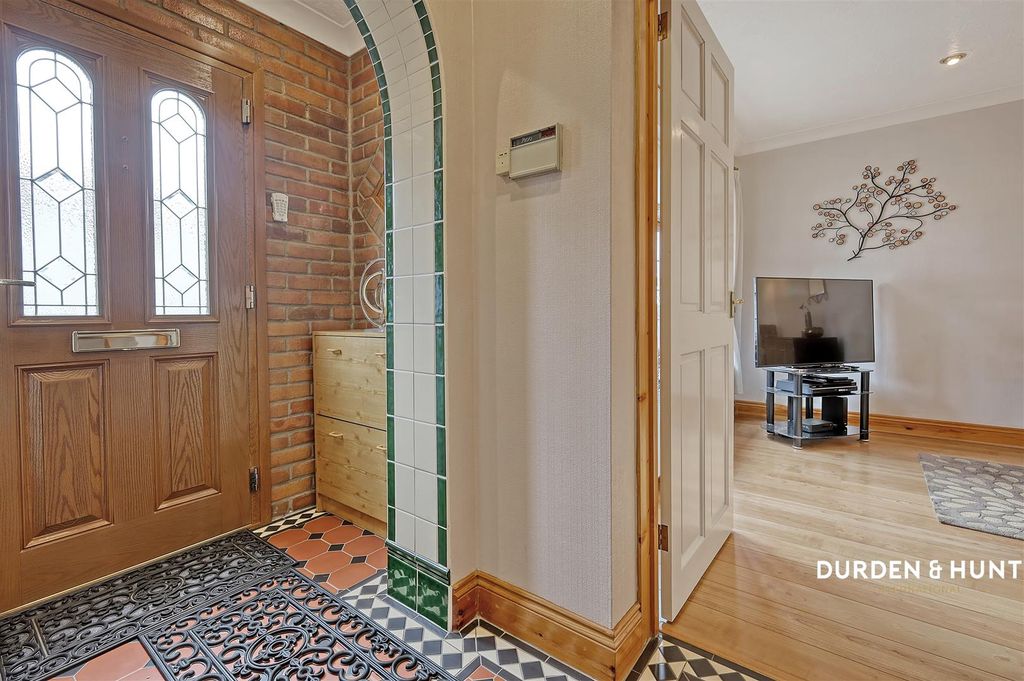 Property photo 2 of 30 Chestnut Avenue