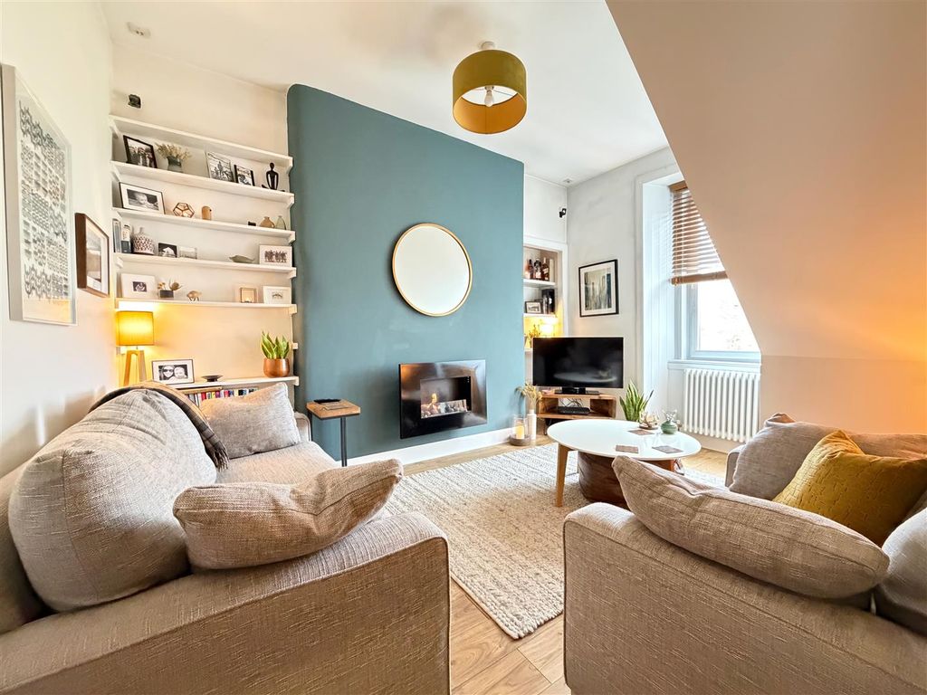 Property photo 2 of 14 Lounge