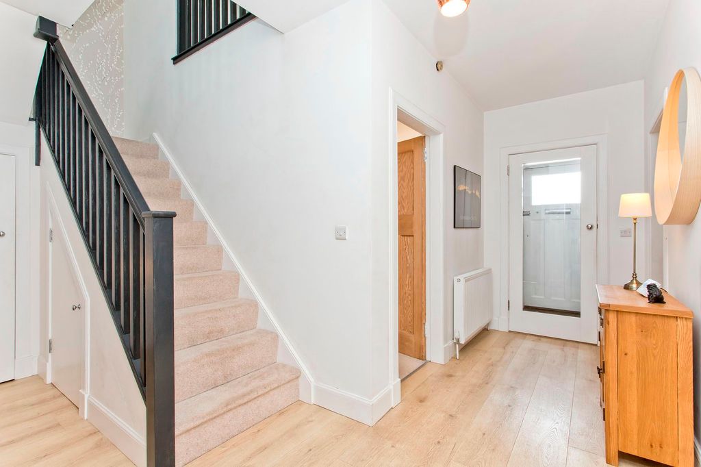 Property photo 2 of 25