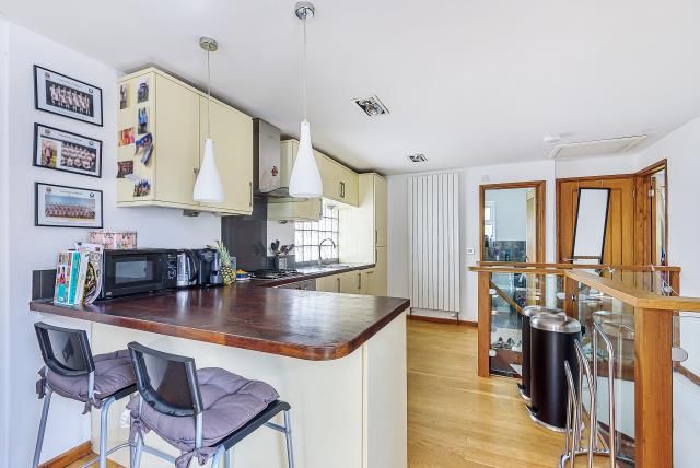 Property photo 3 of 10 Kitchen