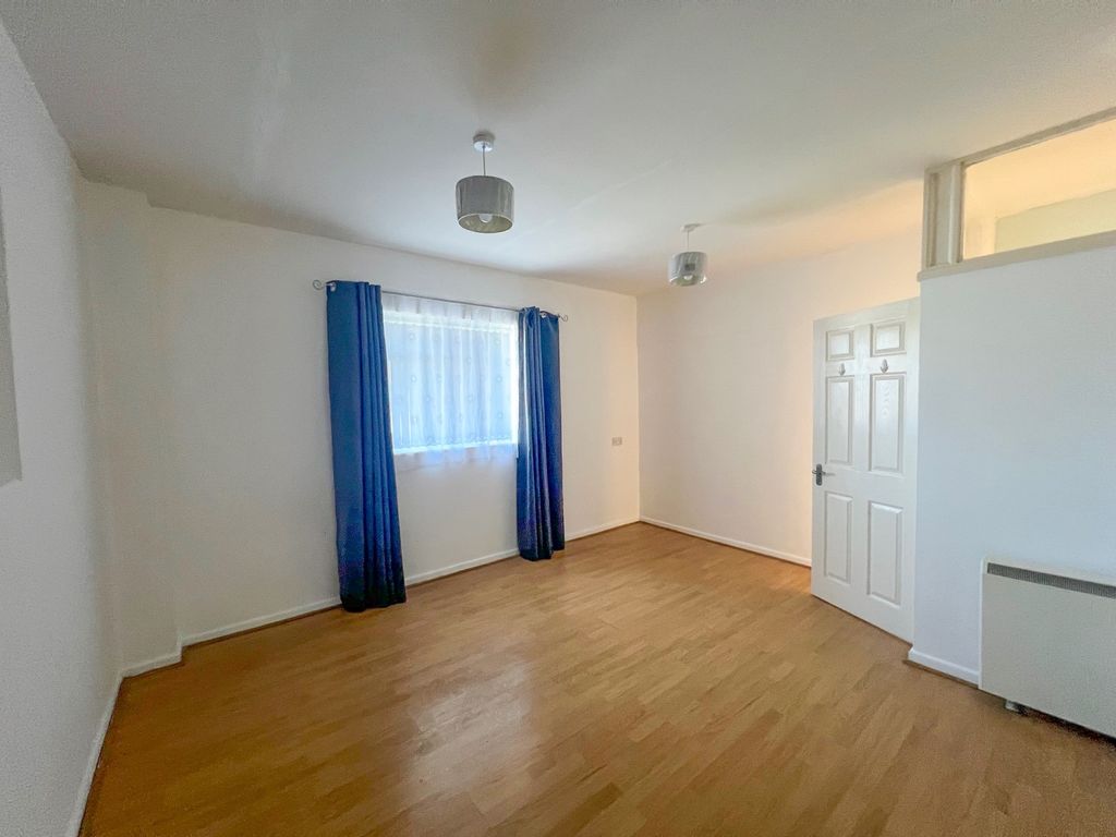 Property photo 3 of 10 Large Double With  Side Window