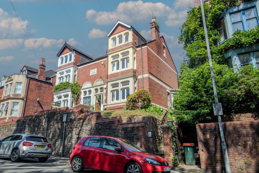 Property photo 2 of 25