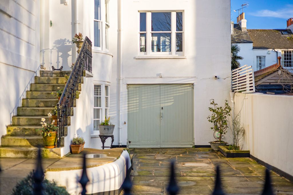 Property photo 2 of 30