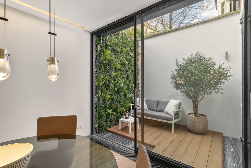 Property photo 3 of 18 Yeomans Row