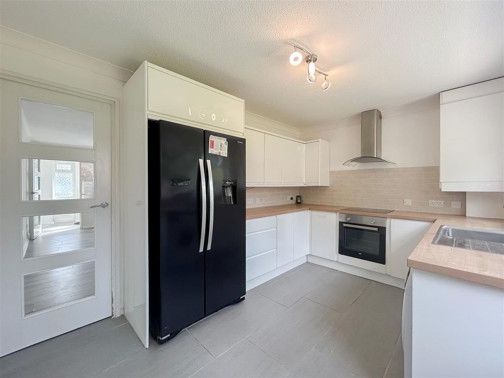 Property photo 3 of 17 Kitchen