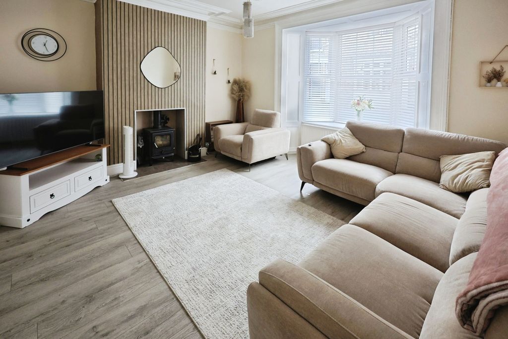 Property photo 3 of 16 Pbox-Img.Jpg