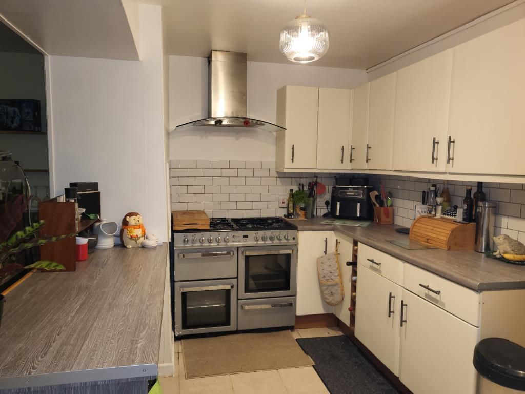 Property photo 3 of 12 Kitchen