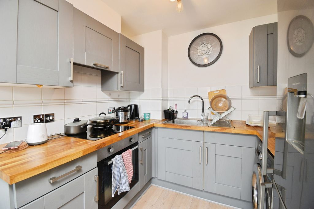 Property photo 3 of 9 Bathroom