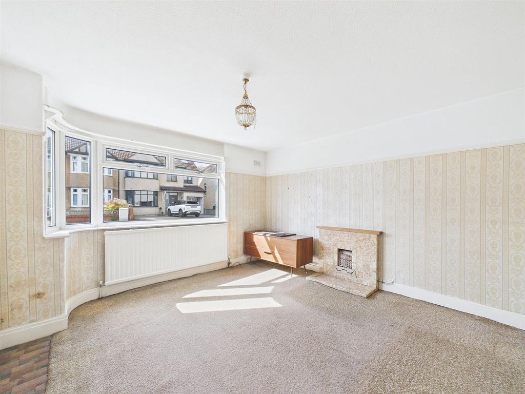 Property photo 2 of 14 3 - 3 Bedroom Semi-Detached House With Garage.Jpg
