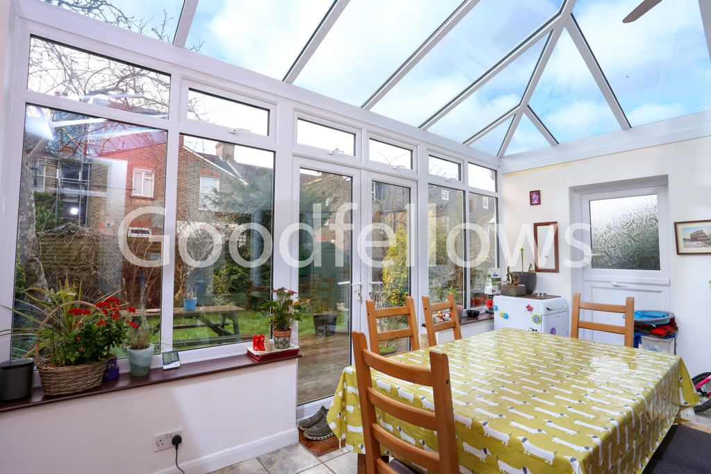 Property photo 3 of 9 99 Topsham Rd-5.Jpg