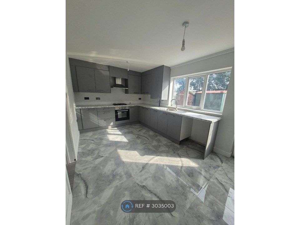 Property photo 1 of 11 Kitchen
