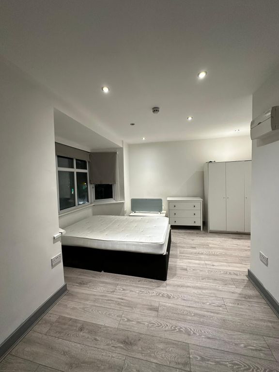 Property photo 1 of 6 Self Contained Studio Ideal For Single Or Couple- 1200