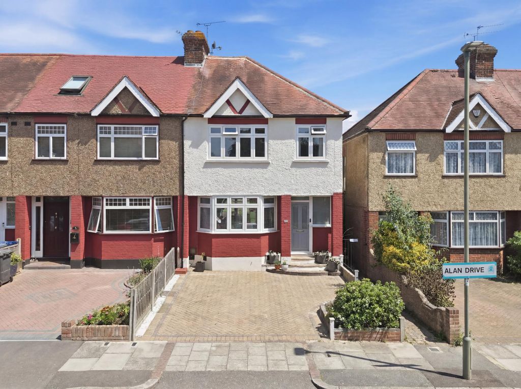 Property photo 1 of 24 Modern 3 Bed End Of Terrace House