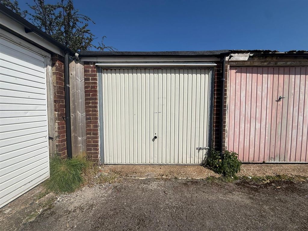 Property photo 1 of 2 Garage Russell Close.Jpg