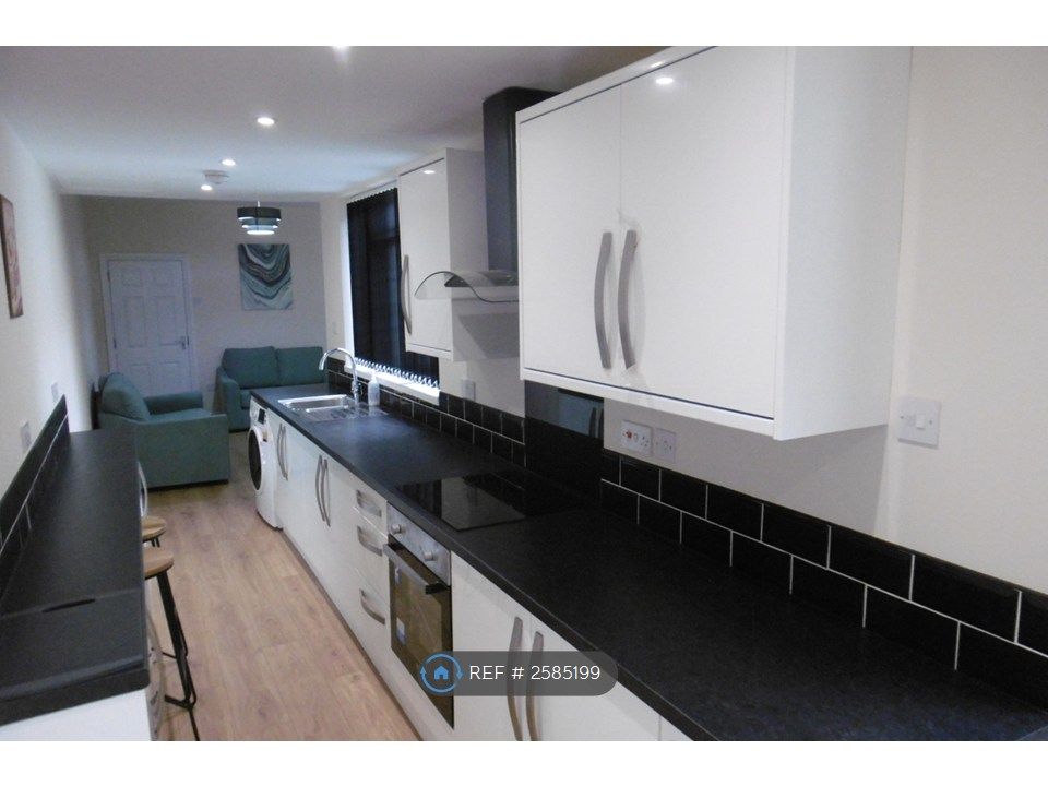 Property photo 3 of 11 Kitchen 3