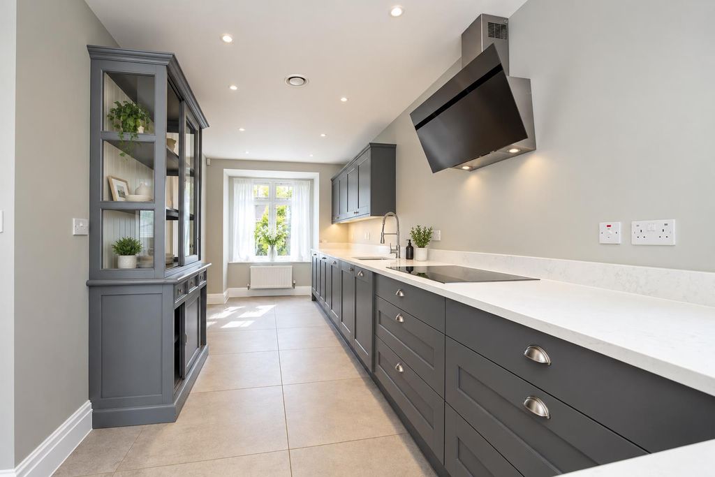 Property photo 3 of 17 Kitchen / Breakfast Room
