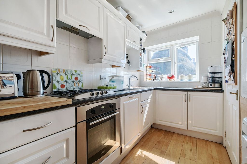Property photo 3 of 11 Kitchen