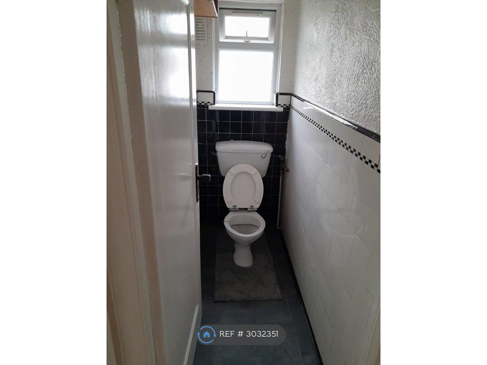 Property photo 3 of 7 Toilet