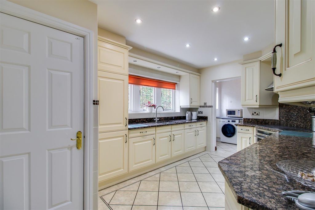 Property photo 3 of 19 Kitchen