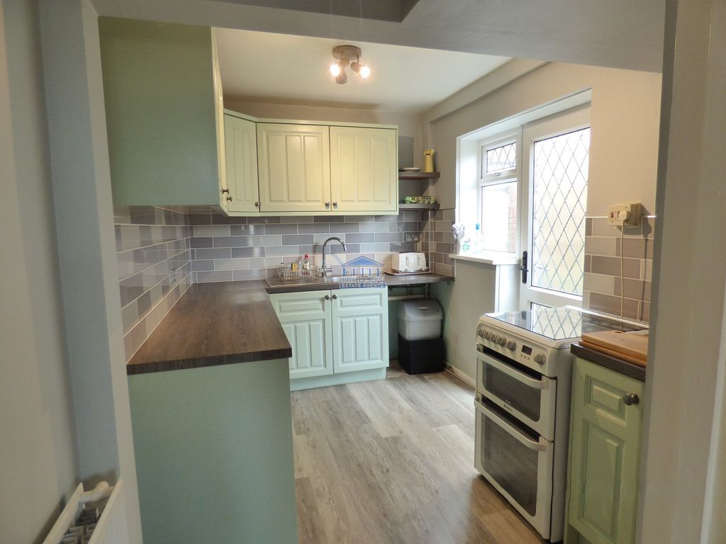 Property photo 2 of 11 Kitchen