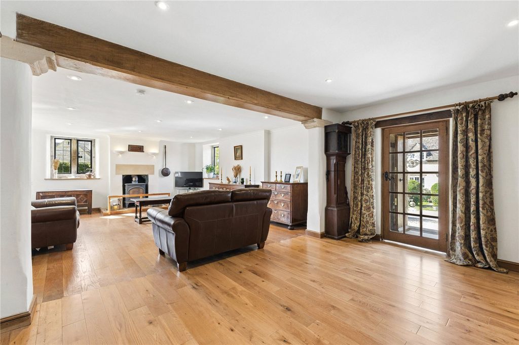 Property photo 3 of 15 Sitting Room