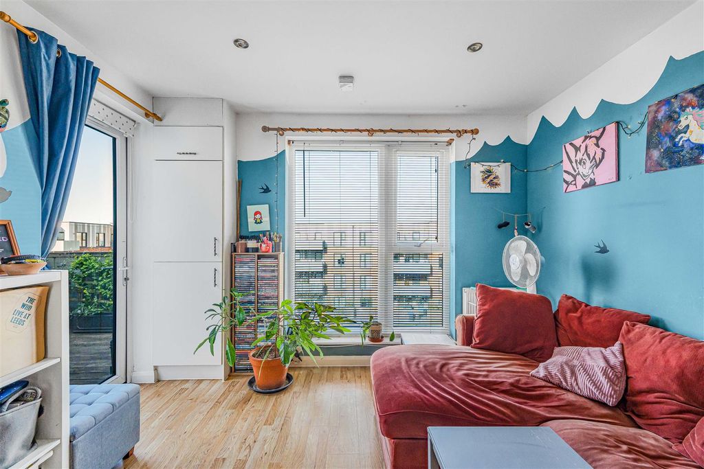 Property photo 2 of 13 Kitchen/Lounge