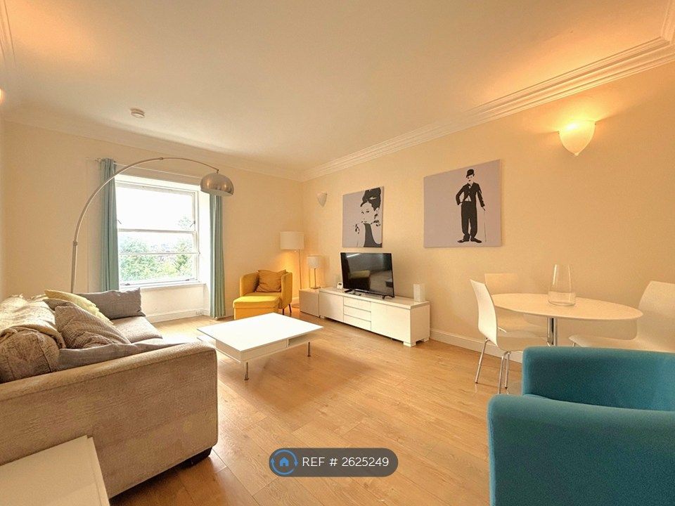 Property photo 3 of 18 Lounge 1