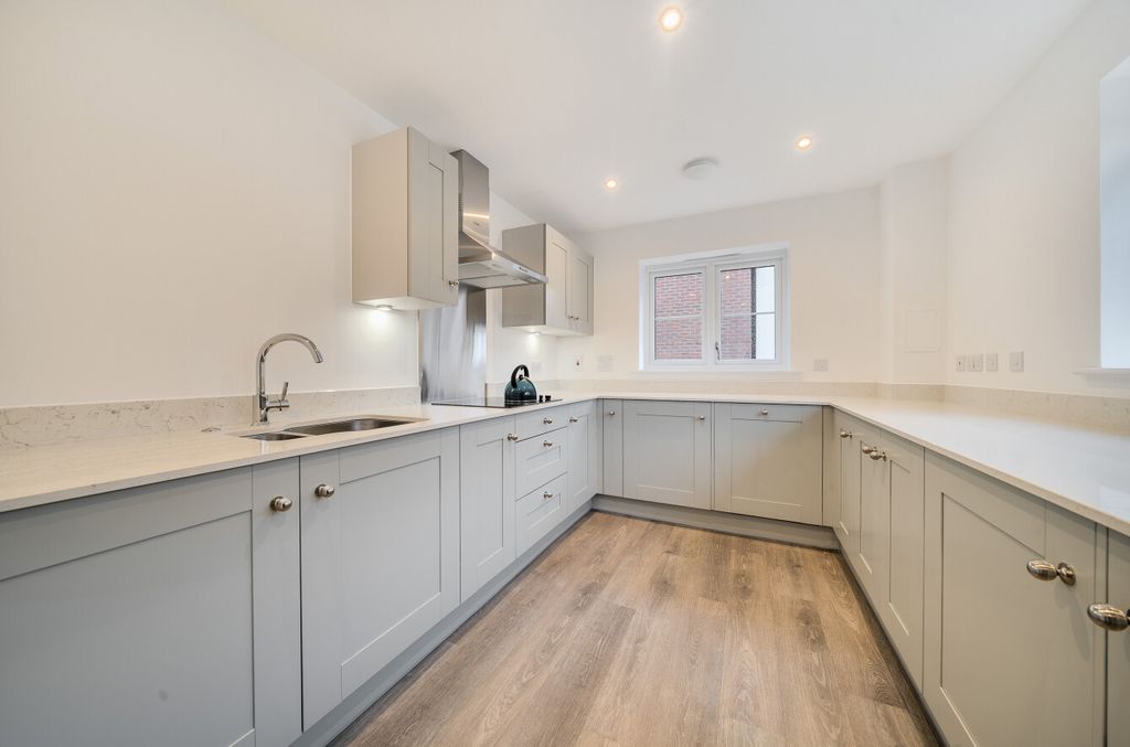 Property photo 2 of 14 1386635-13-692Dea...