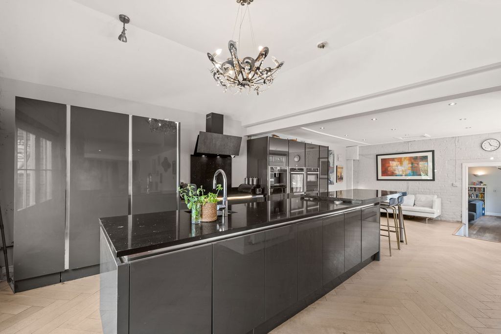 Property photo 3 of 29