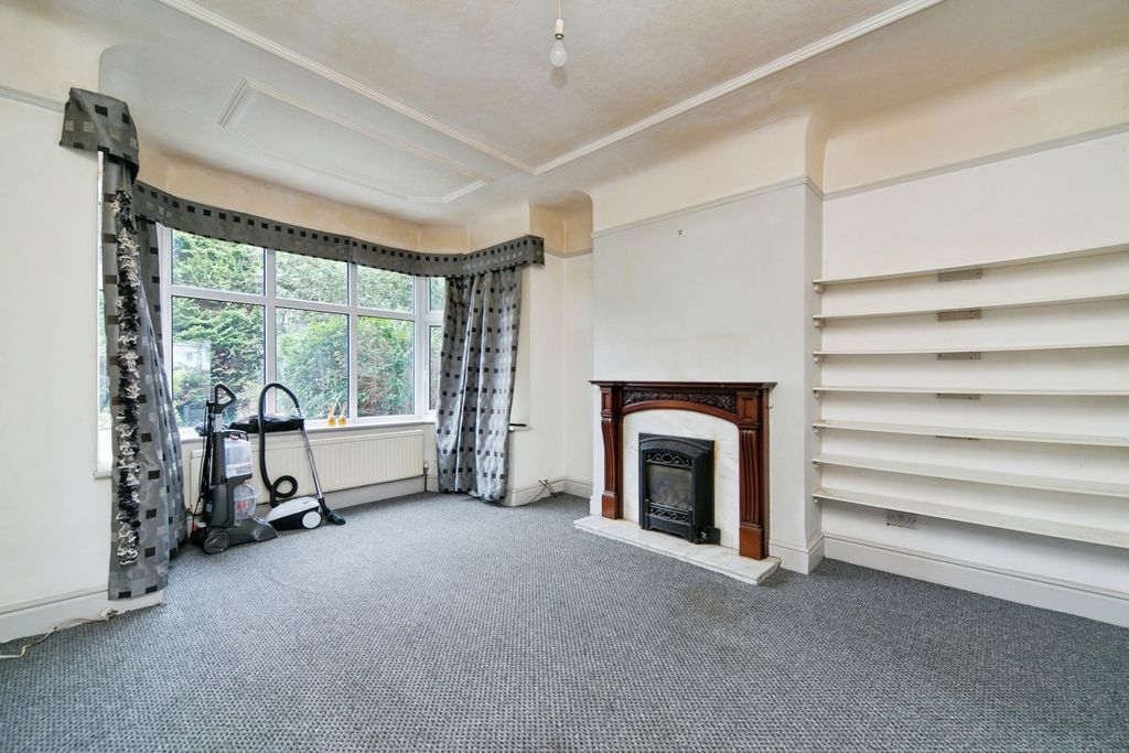 Property photo 2 of 16 Lounge