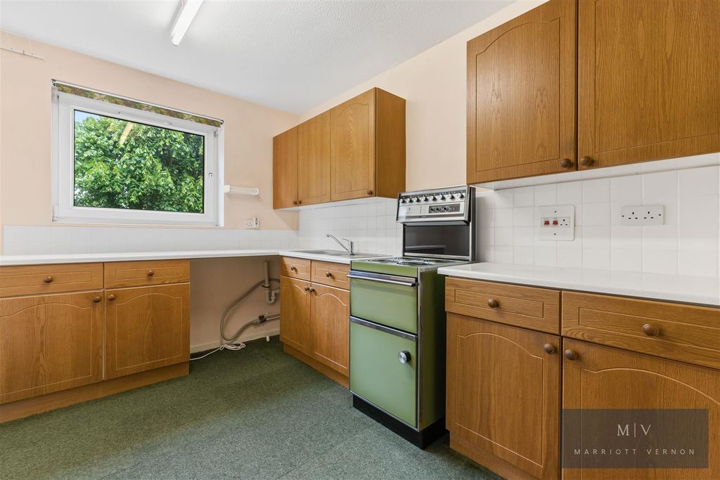 Property photo 2 of 13 St Arvans Close 6-1.Jpg