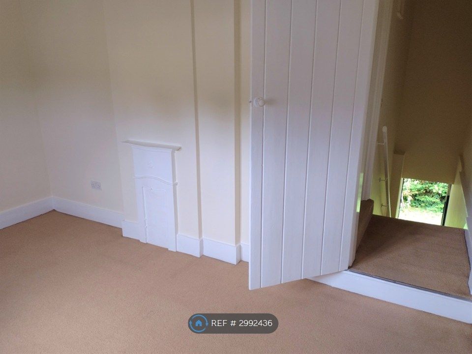 Property photo 3 of 10 Bedroom To Stairs
