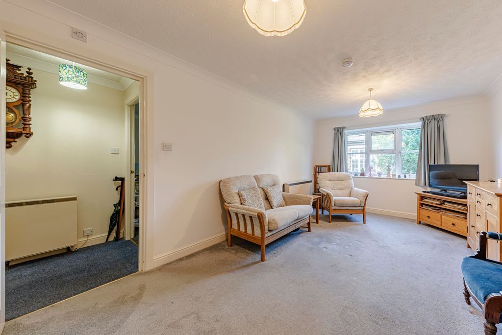 Property photo 2 of 17 Living Room (3)