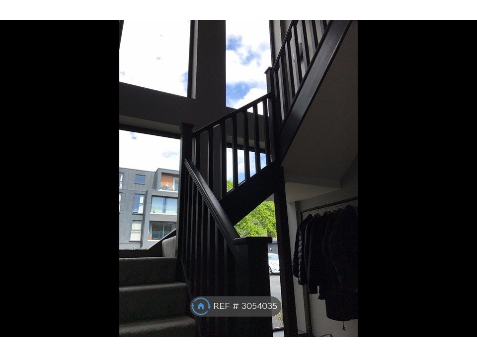 Property photo 3 of 15 Stair / Hall