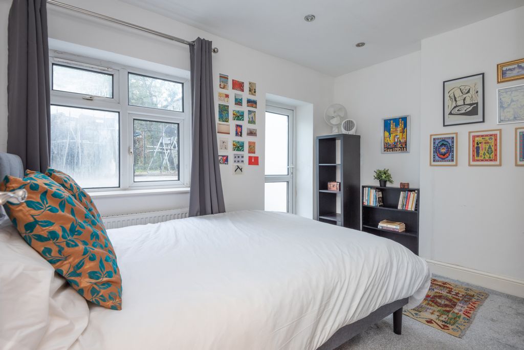 Property photo 3 of 32