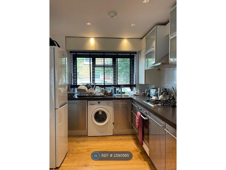 Property photo 3 of 10 Kitchen