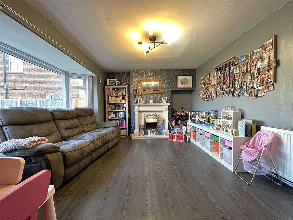 Property photo 2 of 18 Bay-Fronted Lounge 967