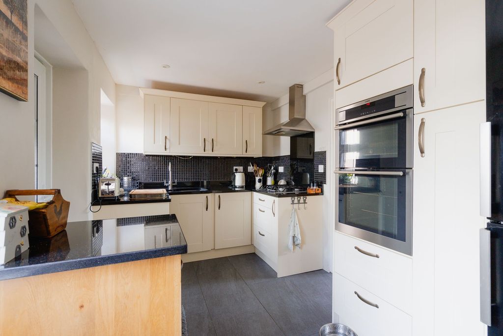 Property photo 2 of 24