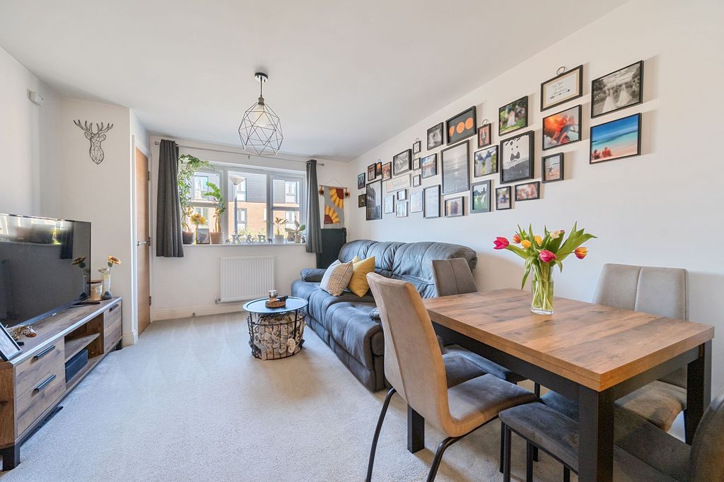 Additional image 6 of 2 bed flat for saleCarter Court, Hook RG27