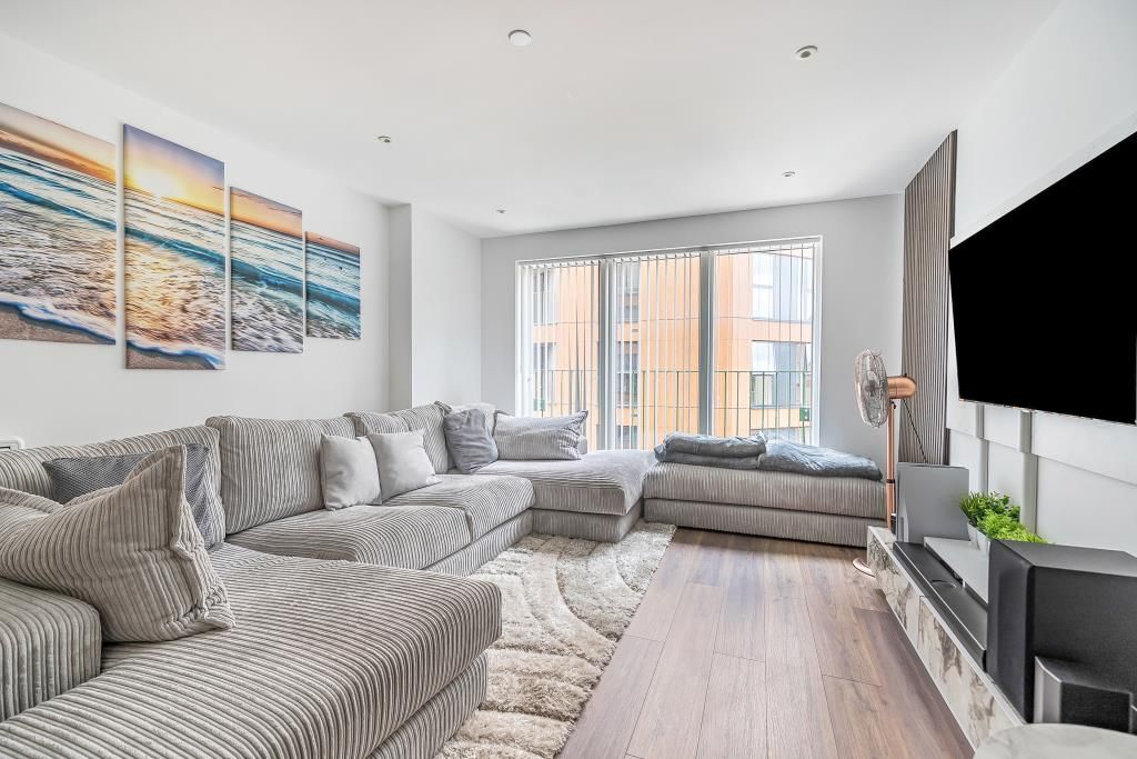 Property photo 3 of 16 Living Room