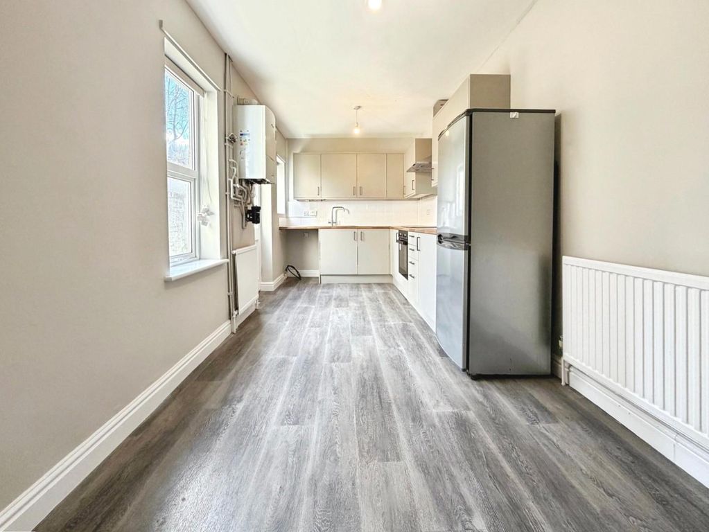 Property photo 3 of 20 Kitchen