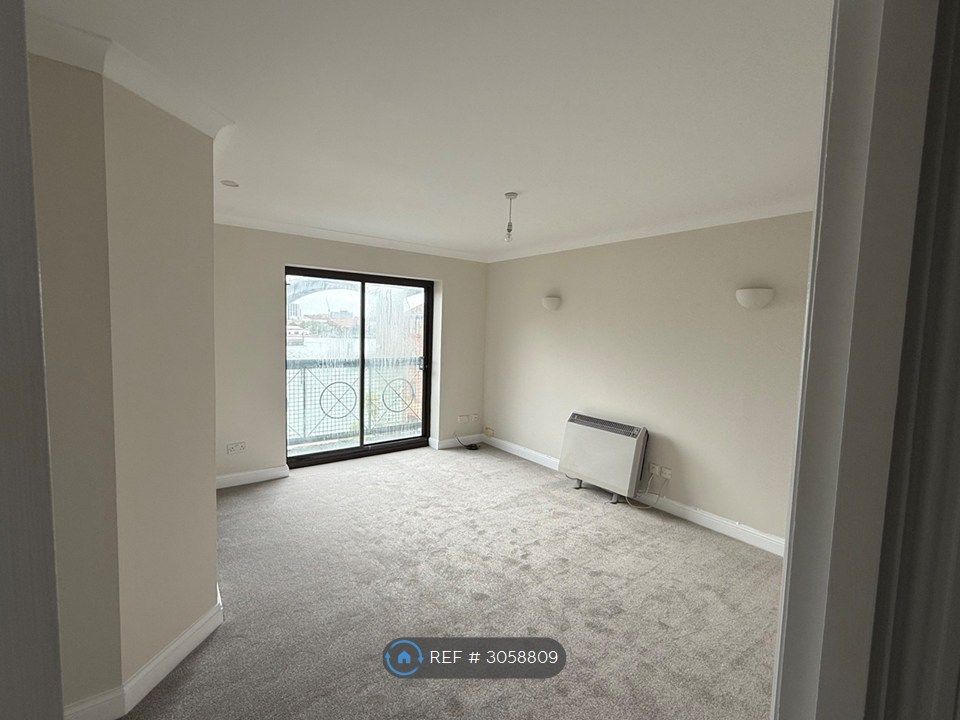 Property photo 3 of 9 Lounge / Dining