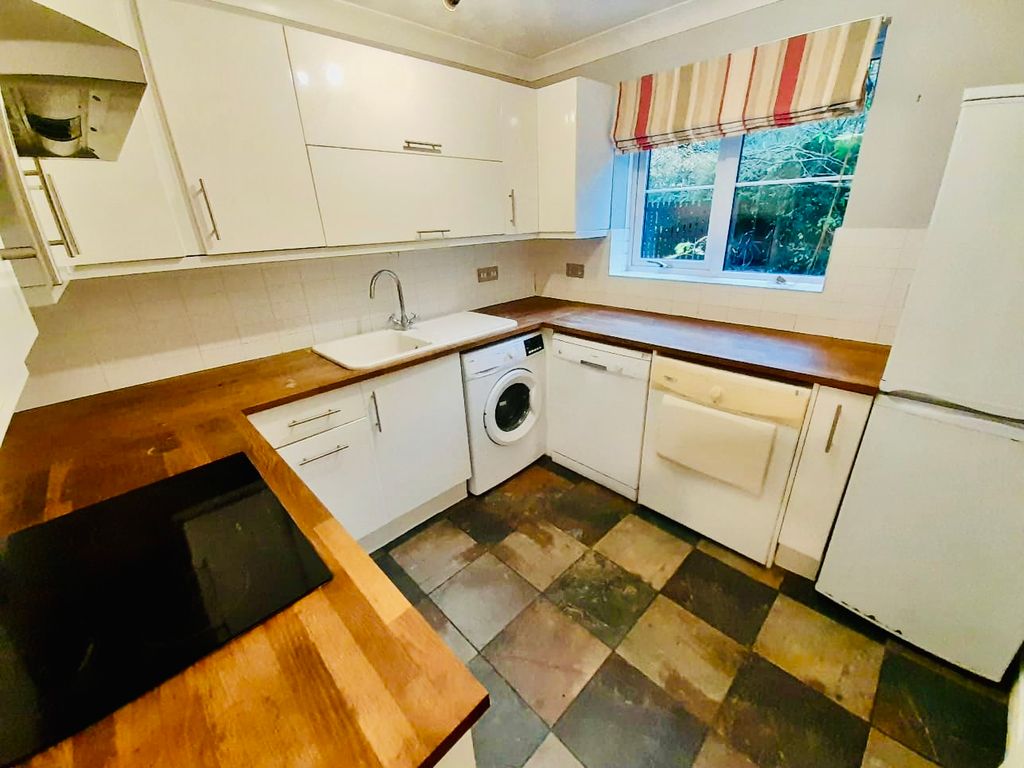 Property photo 3 of 9 Kitchen