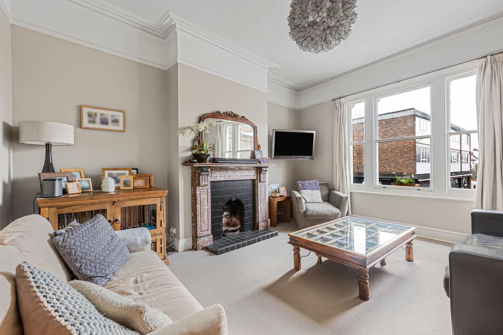 Property photo 2 of 16 Lounge