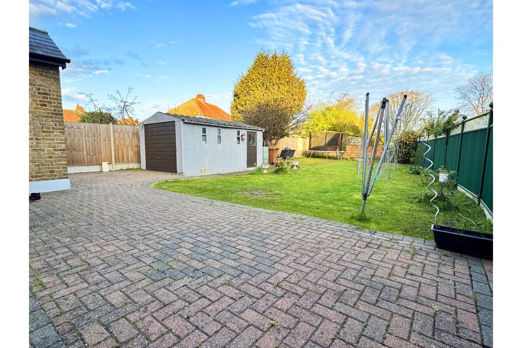 Property photo 3 of 19 Garden