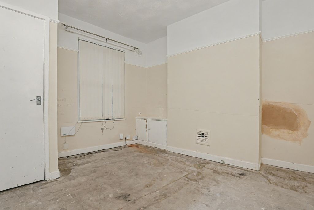Property photo 2 of 5 9 Handfield Street, Liverpool, L5 6Pe