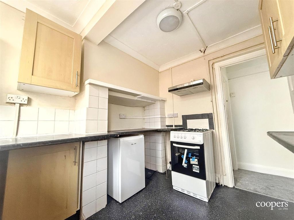 Property photo 3 of 7 53A Victoria Road New 6.Jpg