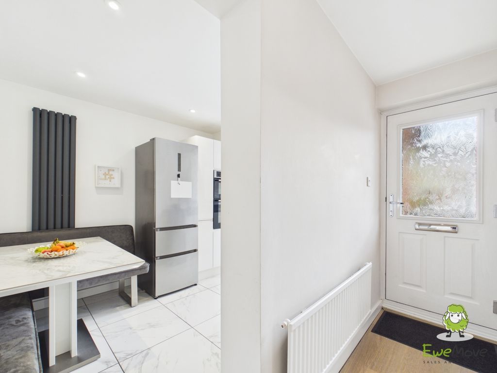 Property photo 2 of 19 Ewemove Estate Agents Basingstoke - 26 Martins Woo